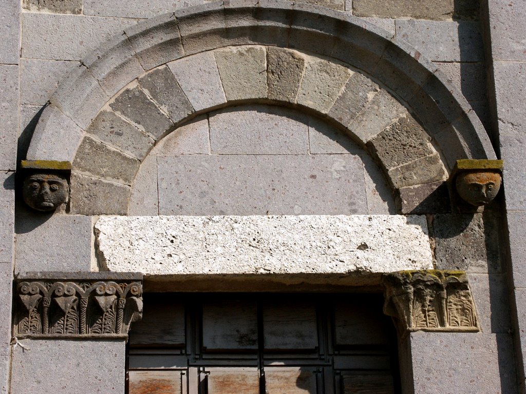 San Geminiano, arco semicircolare modanato e cigliato sopra il portale d'ingresso by Pietrino M.