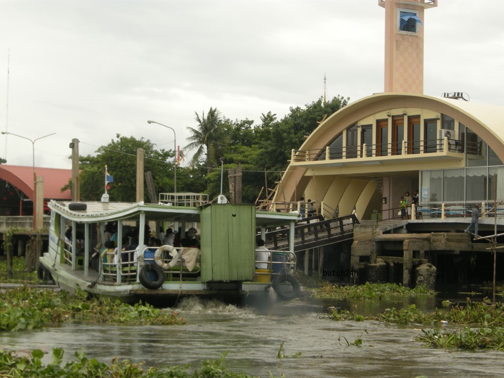 Ferry between Mahachai station and Ban Laem station マハーチャイ駅とバンレム駅間の渡し船 by butch24h