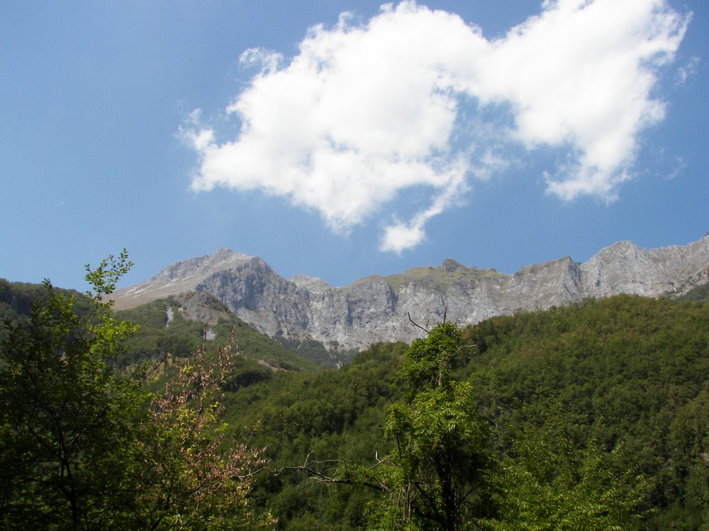 Fornovolasco - Alpi Apuane - Pania a della Croce e Uomo Morto by gian luca bucci