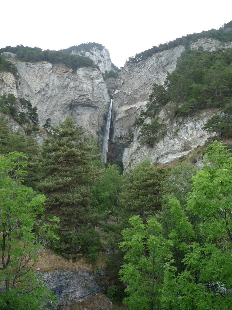 La Cascade d'Avrieux, parc de loisirs, pic-nique. by J.Hache