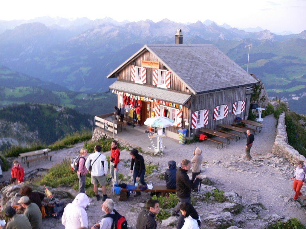 Mythenhaus vom Grossen Mythen, gesehen vom Gipfel by brunnialpthal