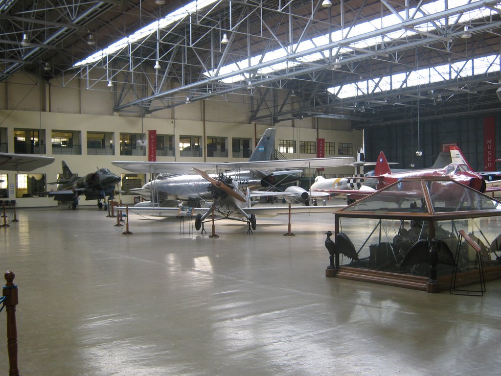 Una vista del interior del museo nacional de aeronautica - A inner view of the Aeronautics national museum,14 Ago 2009, By ALE777 by ALE777