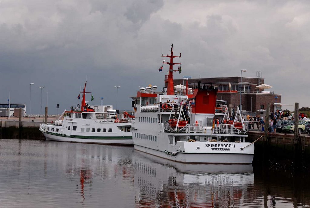 Neuharlingersiel - Hafen - Fähre nach Spiekeroog by wallsound