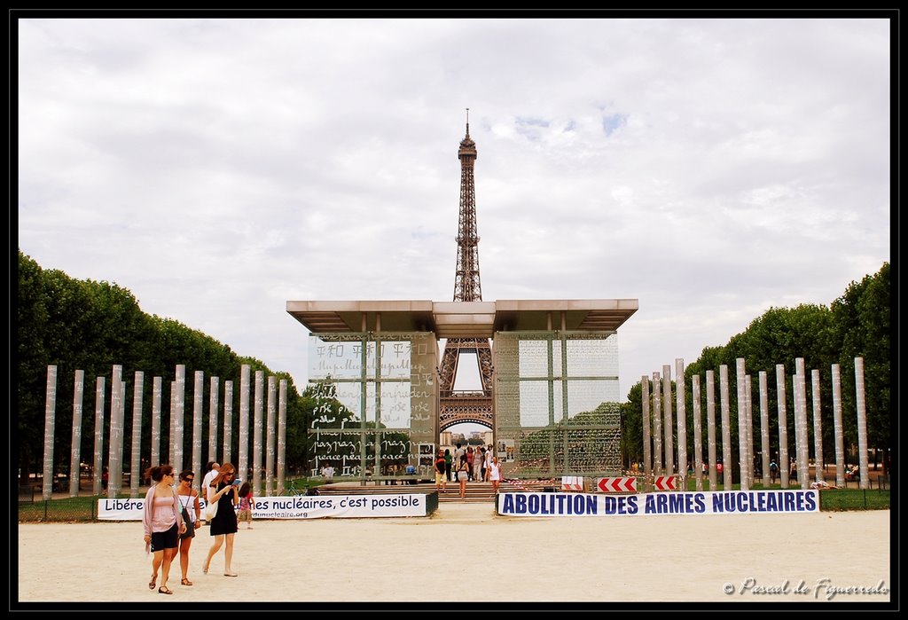 © dFP - Paris - Parc du Champ de Mars - Le Mur de la Paix et la Tour Eiffel. by Pascal de Figuerredo