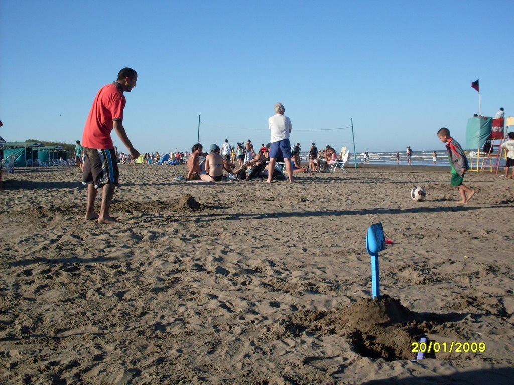 Santi y ese jugando en la playa by patito80