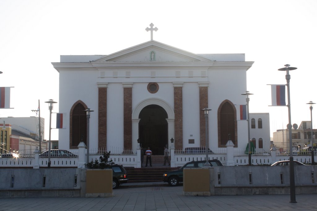 Iglesia Católica de Manatí by Ricardo David Jusino