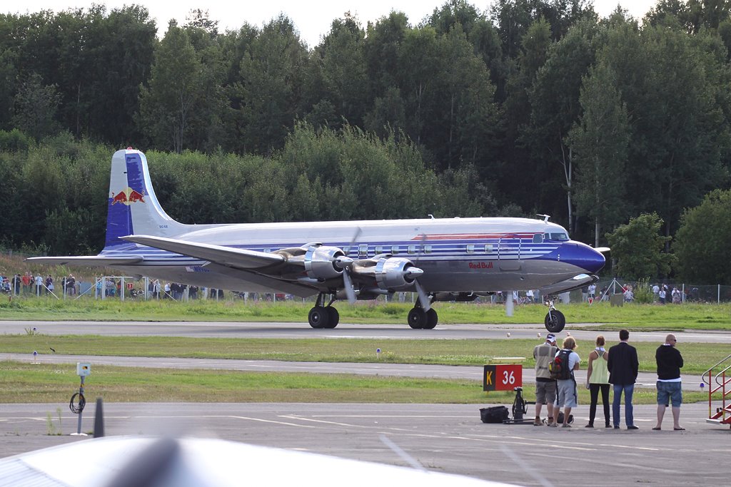 DC-6 revving. What a sound! by MikkoSuha