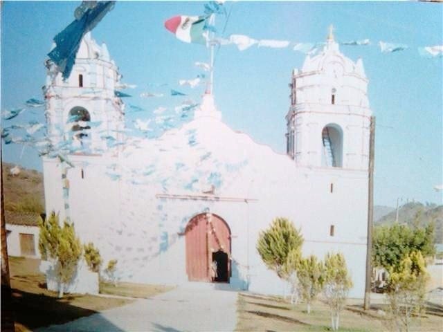 La bandera en la iglesia de PETATLAN by Joel-Juana Merino