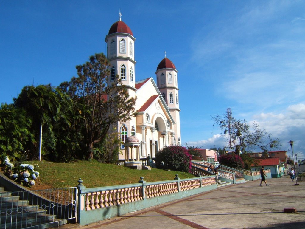 Iglesia de Zarcero by Johnny Alvarado V.