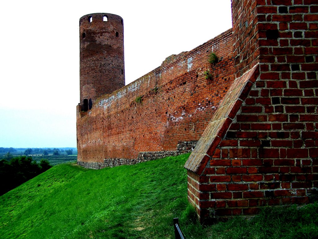 Czersk - fragment murów z jedną z trzech wież zamkowych. by Krystyna Foryś