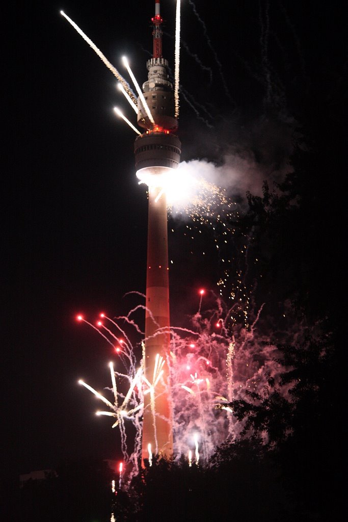 Feuerwerk unterm und im Florianturm by sralf72