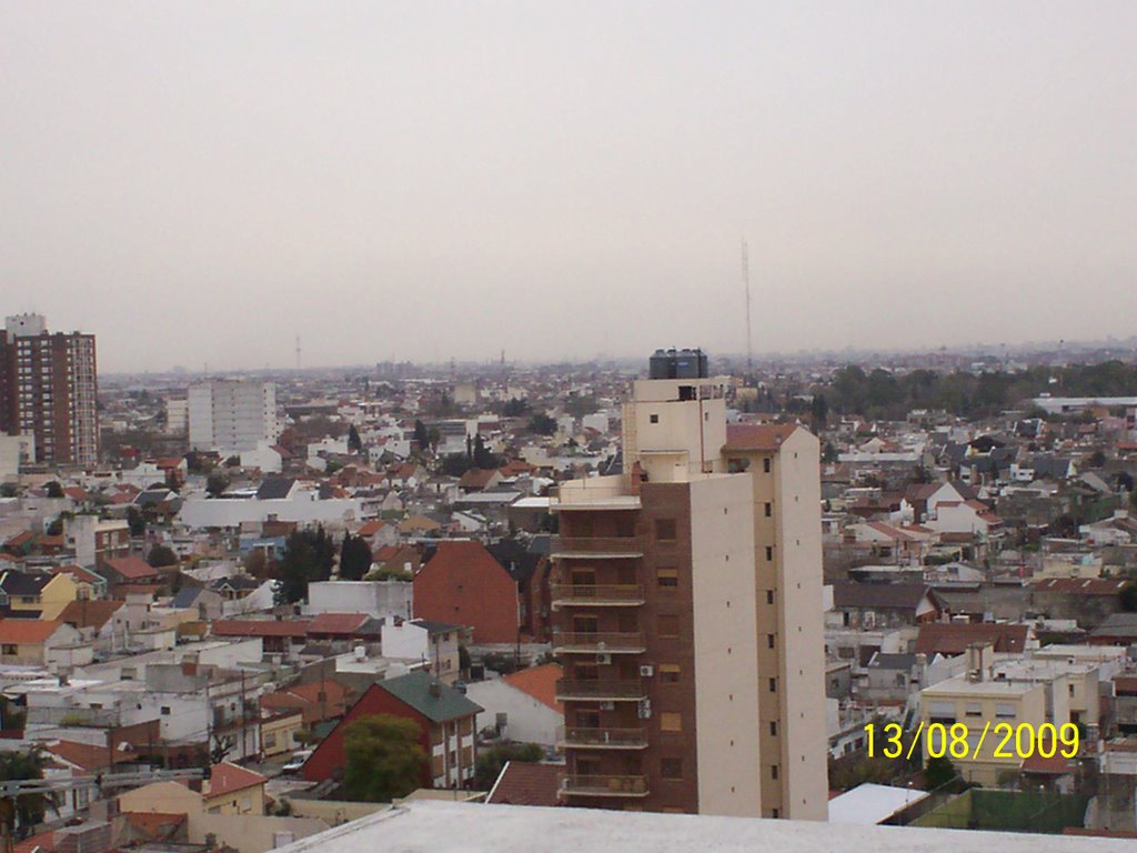 La torre del Parque de la Ciudad en el horizonte by Zé Bastián