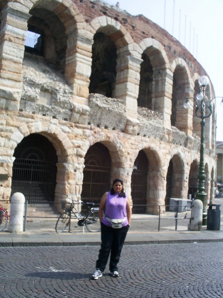 Roma Italia afuera del coliseo by Eva Rodriguez