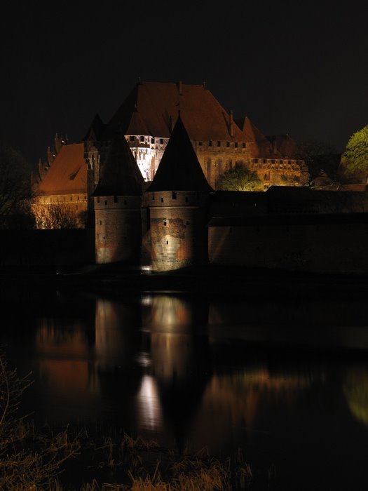 Zamek krzyżacki w Malborku "by night" :) by Mada N.