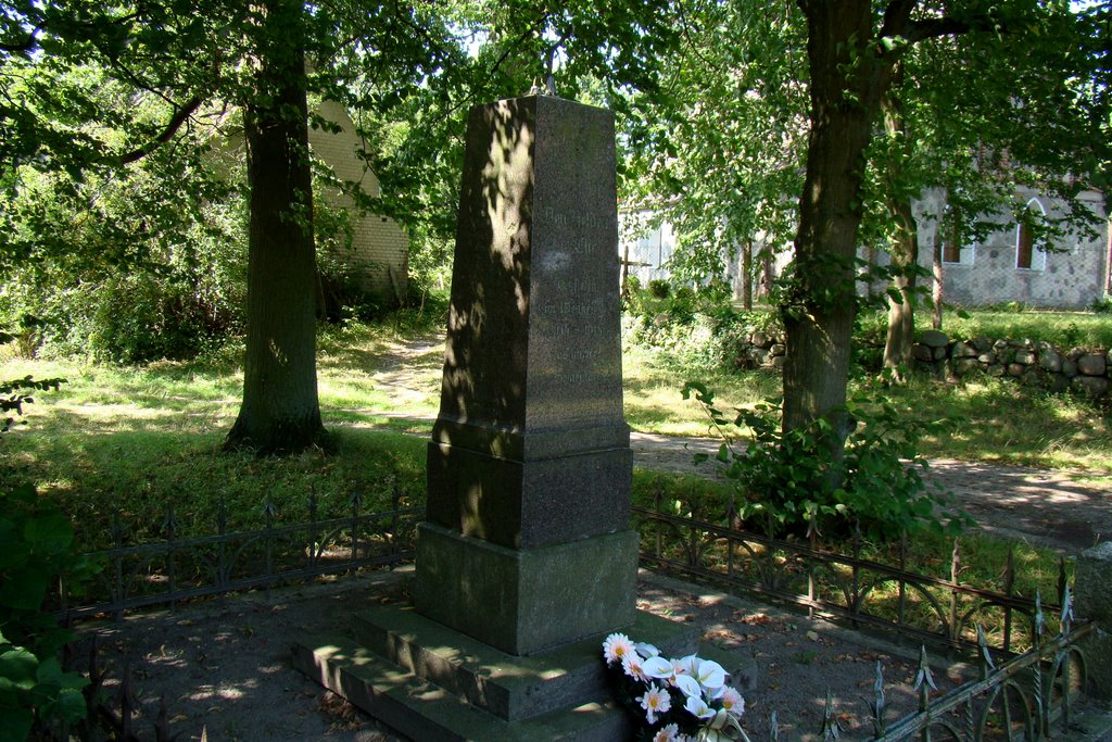 Obelisk ku pamięci poległych mieszkanców Białej w I wojnie światowej. by Zbyszek 1951