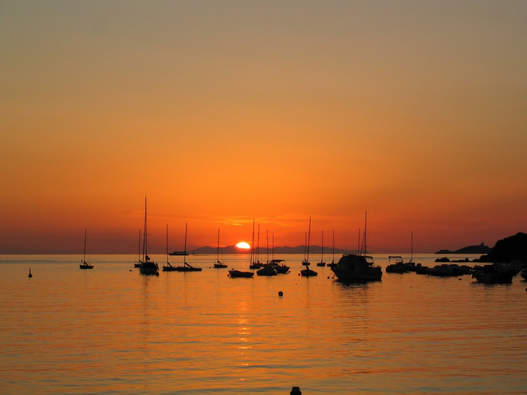 Tramonto del sole dietro l'isola di Capraia by alessandro moscadi