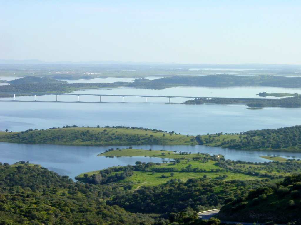 Pantano de Alqueba desde el castillo de Monsaraz. by Arturo García