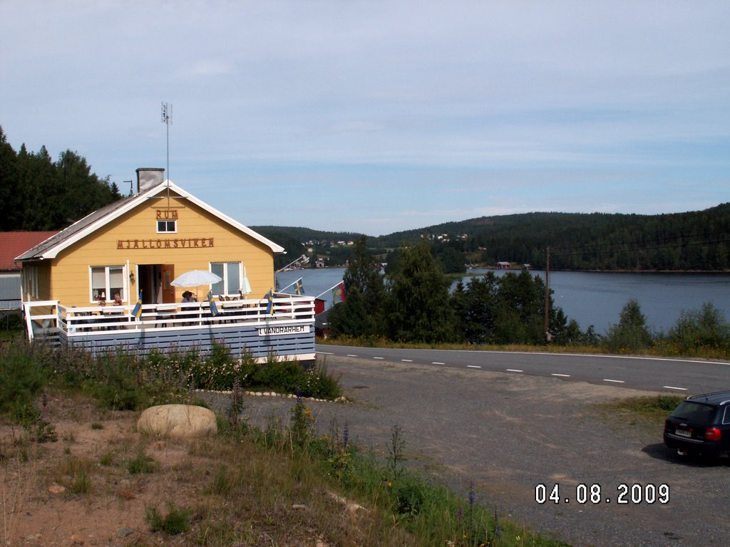 MJÄLLOMSVIKEN.VANDRARHEM och MOTORMUSEUM by northlander