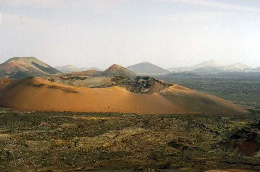 MADRILLANO - VOLCANES EN EL PARQUE NACIONAL DE TIMANFAYA - LANZAROTE - ISLAS CANARIAS - ESPAÑA by Madrillano