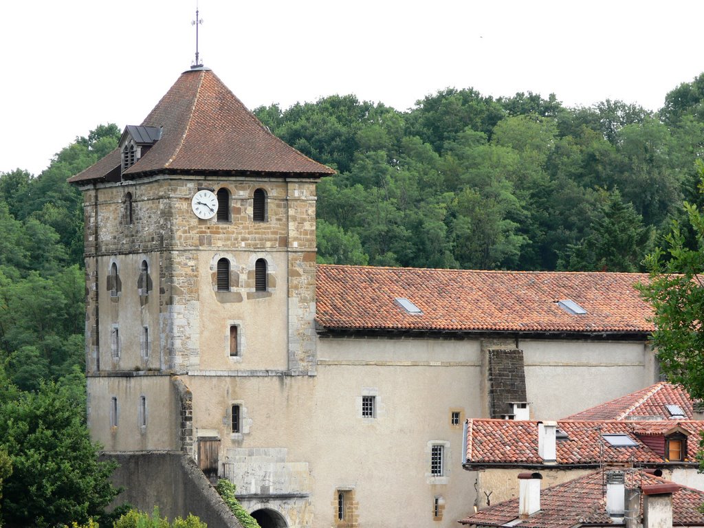 Espelette - Eglise St Etienne (Pyrénées-Atlantiques) by Naru Kenji