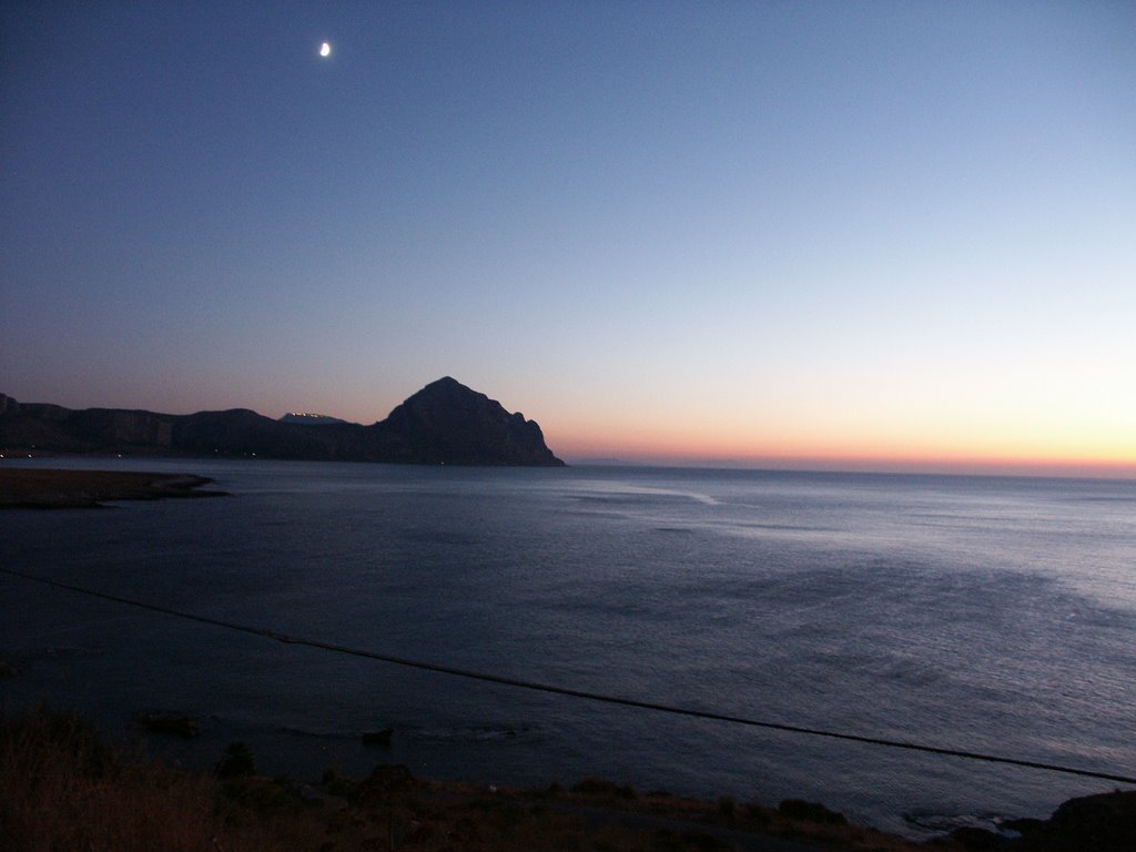 COUCHER DE SOLEIL SUR LE MONT COFANO by furic p