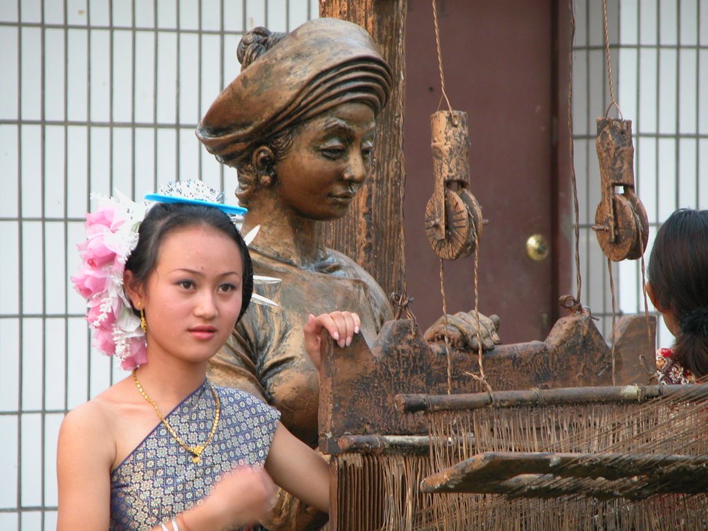 Posing with weaving statue by snorth