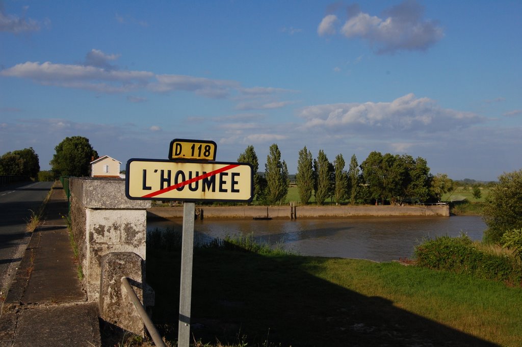 Pont sur La Charente sortie de L'Houmée en direction de Bords by YMV