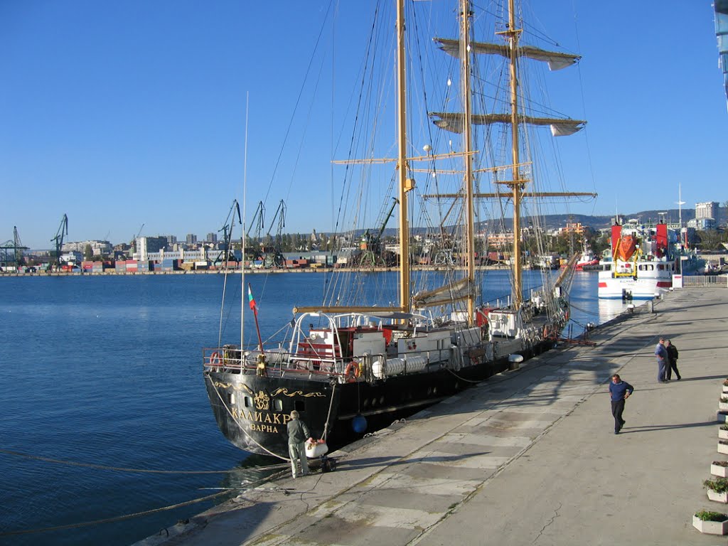 Porto di Varna by Degalum