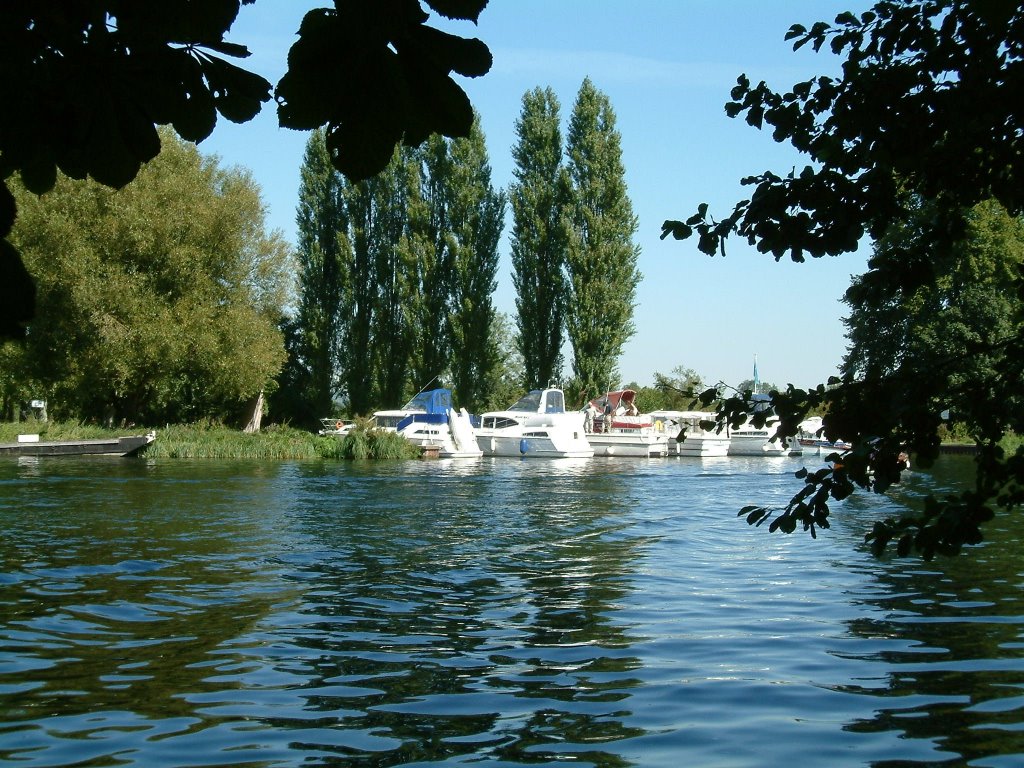 The Thames from Hurley by sinebar