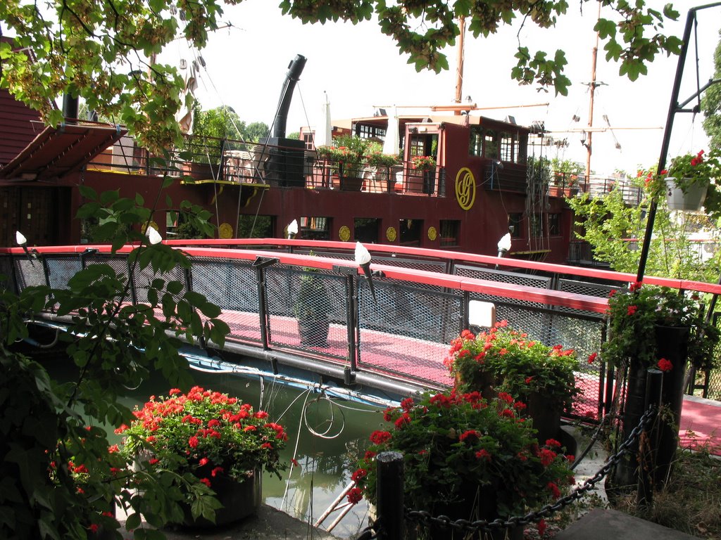 Wohnen auf dem Hausboot in Paris an der Seine by goterei