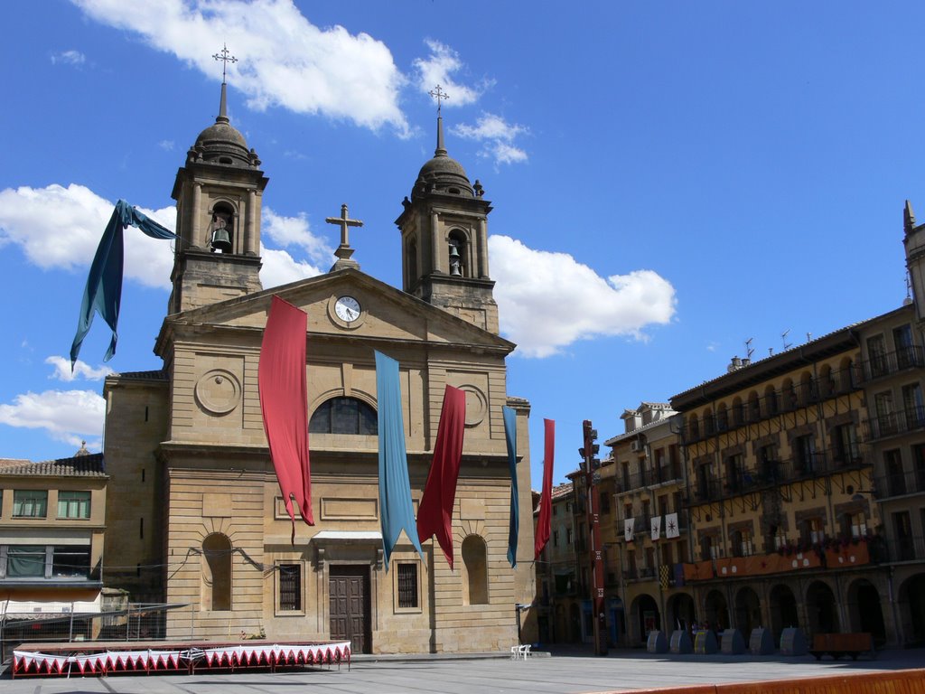 Lizarra (Estella) - Plaza de los Fueros & Iglesia de San Juan Bautista (Espana) by jasonvy7