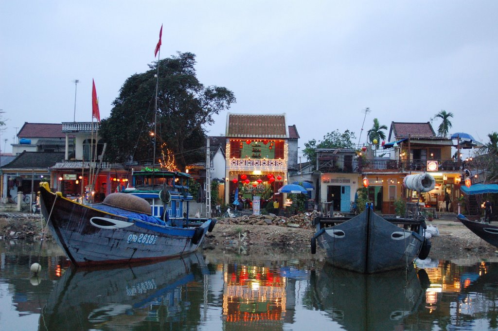 Hoi An island by Onno Kaldenberg