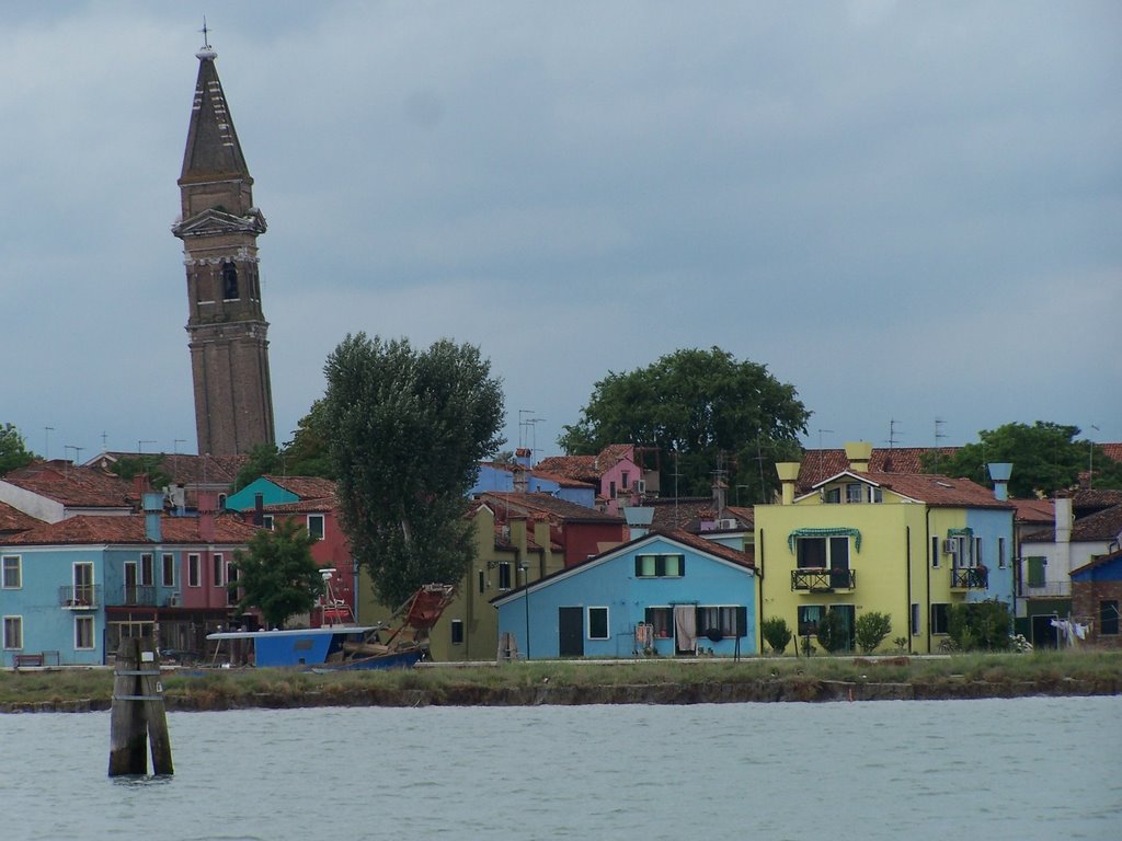 Toren van Burano vanaf de boot by Eelco Koning