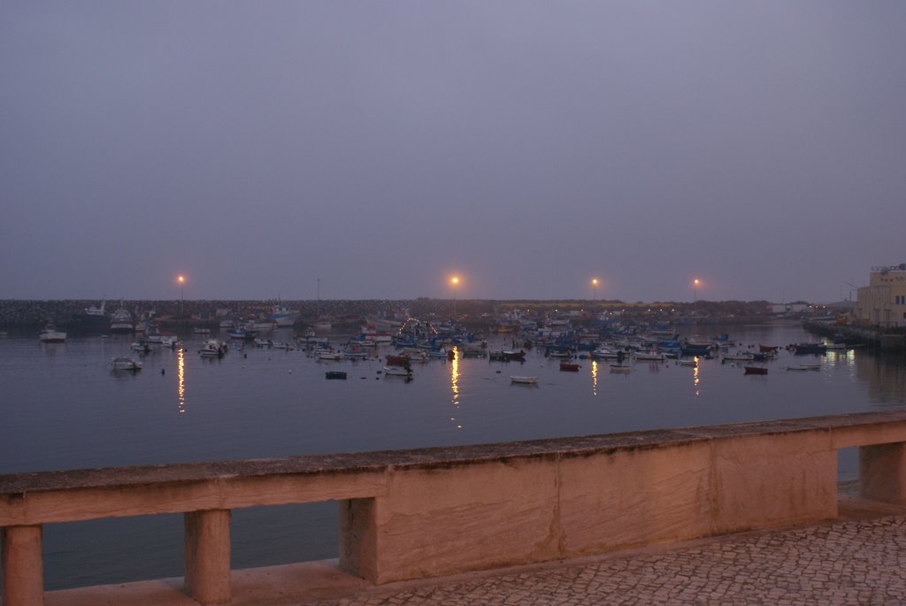 Porto de pesca com nevoeiro ao anoitecer by telmo lemos