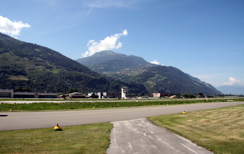 Sion - aéroport, accès véhicule à la piste by Charly-G. Arbellay