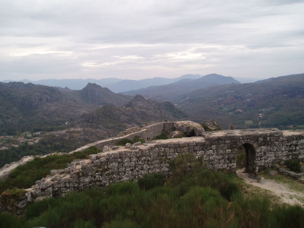 MURALLA Y PUERTA DE LOS RESTOS DEL CASTILLO DE CASTRO LABOREIRO by pisaleiras