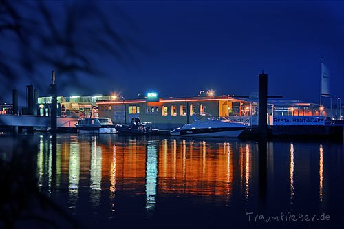 Nachtblick auf den Ponton mit Fischclub by Traumflieger.de