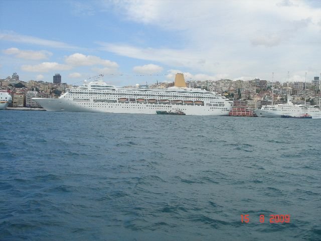 Kadıköyden Karaköye giderken vapurdan by Abdül Metin Kocaoğlu