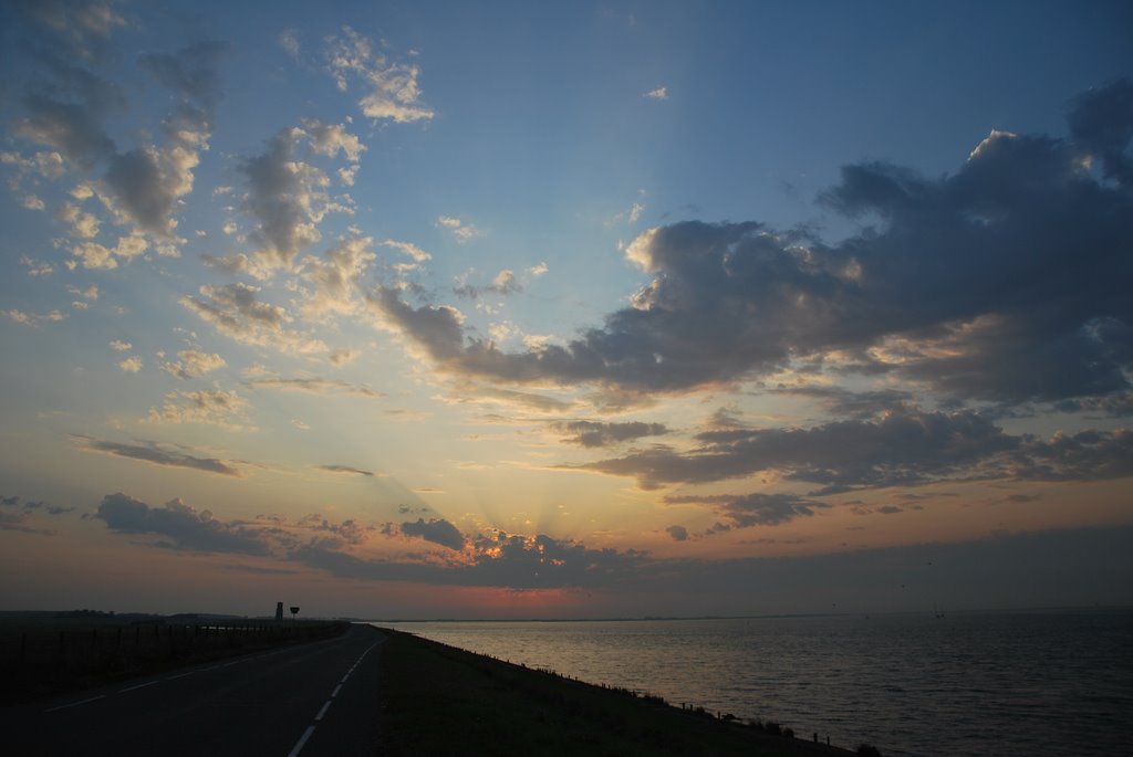 Er schuift een wolk voor de zon. by tanneke