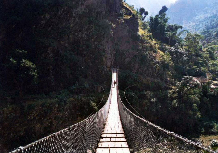 Sul ponte sospeso di Tatopàni, Kali Gandaki Valley, Nepal Centrale - Ottobre 1995 by Marco Carnelli