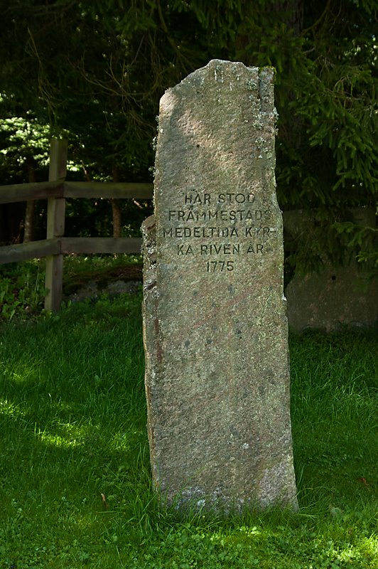 Främmestads gamla kyrka, minnessten by Sture Björnson