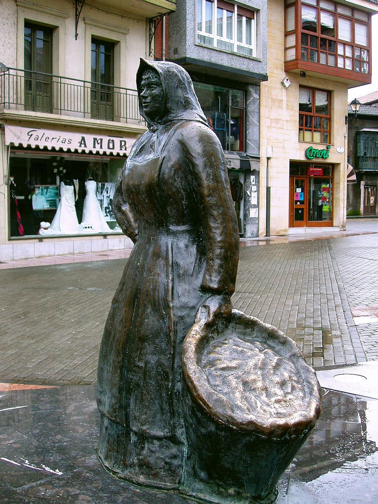 Vendedora del mercado, Grado, Asturias by Antonio Alba