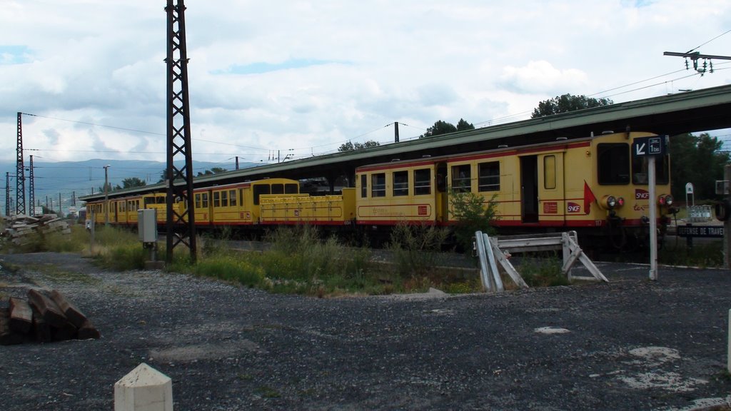 France: Tour de Carol - Le train jaune en attente de départ vers Villefranche Vernet les Bains - by chatons76