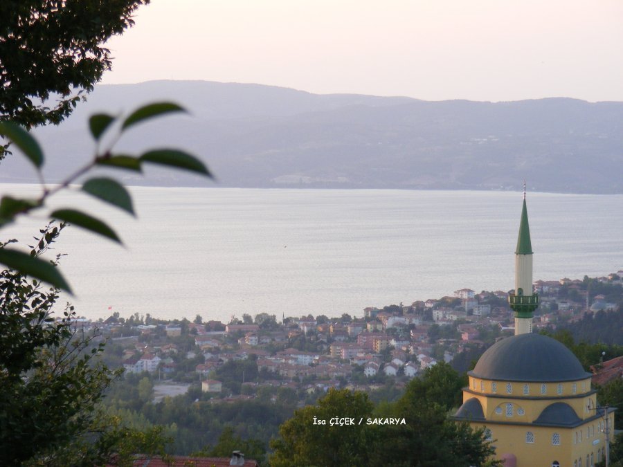 Hacımercan,köy, camii,göl,manzara,isa çiçek by isa çiçek