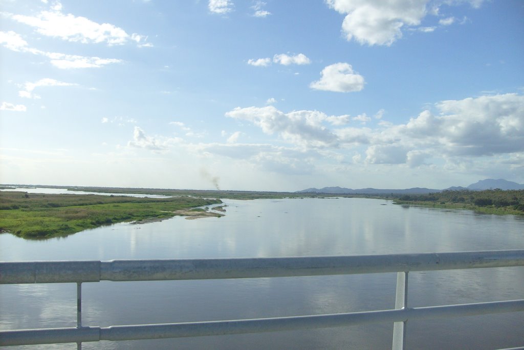 Zambezi River upstream of Caia Bridge by mukhala