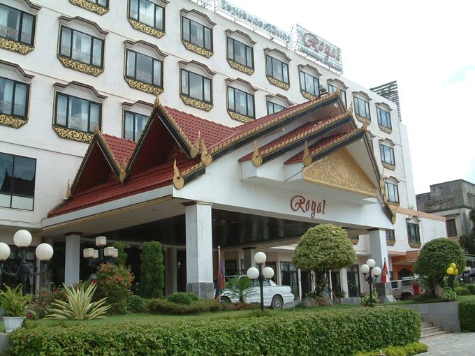 Royel DokMaiDeng Hotel(ໂຮງແຮມດອກໄມ້ແດງ) by ສ່ຽນ