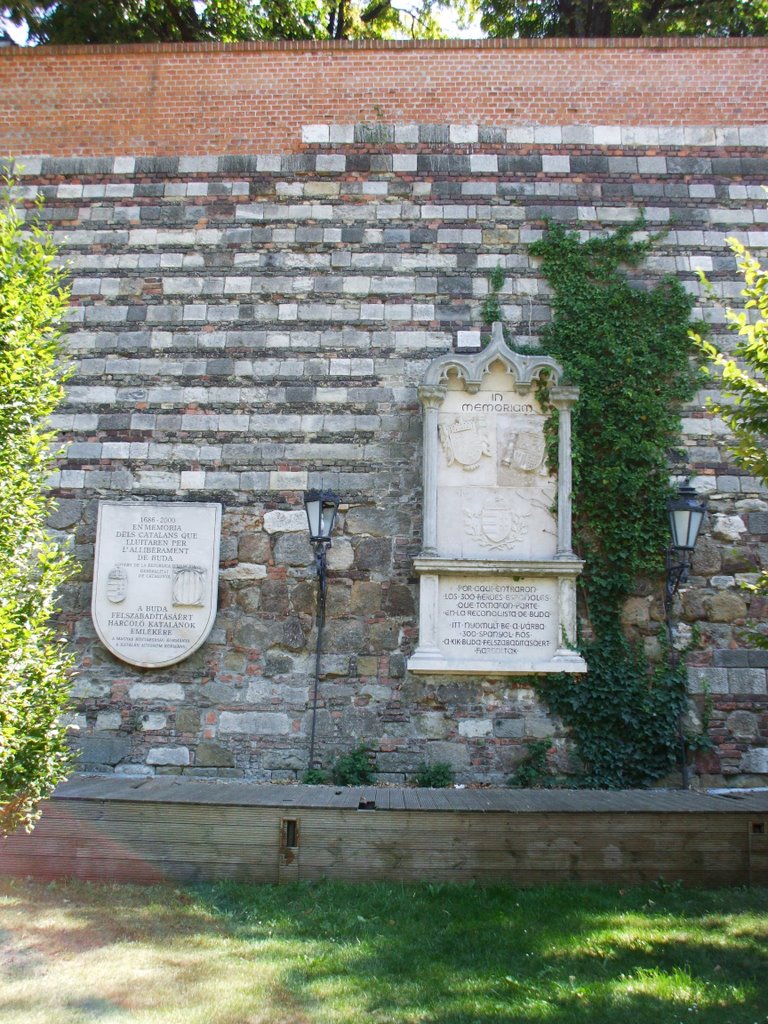 200908211330 Az 1686-os katalán hősök emlékműve az Anjou-bástya falán (Monument of the Katalanian heroes 1686) by Kornél2009