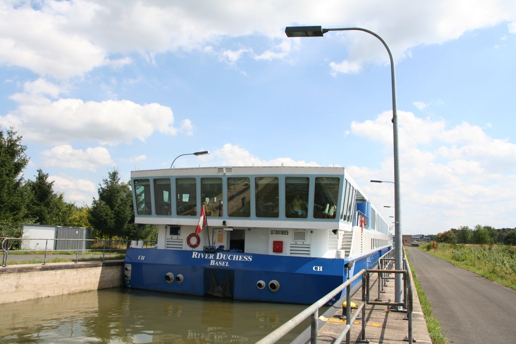 Hier verlässt ein Schiff die Schleuse Eckersmühlen 15.08.2009 by Scott Ellwanger