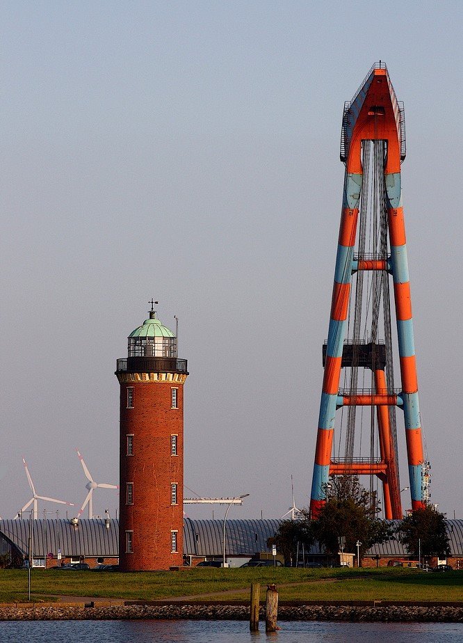 Schwimmkran "SAMSON" und der Leuchtturm von Cuxhaven by cuxwolf