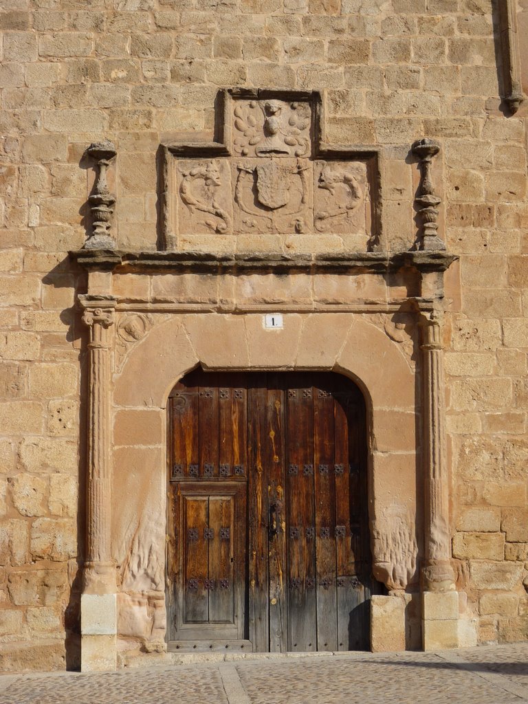 Mrm - DETALLE PUERTA CON ESCUDO HERALDICO by manumrm